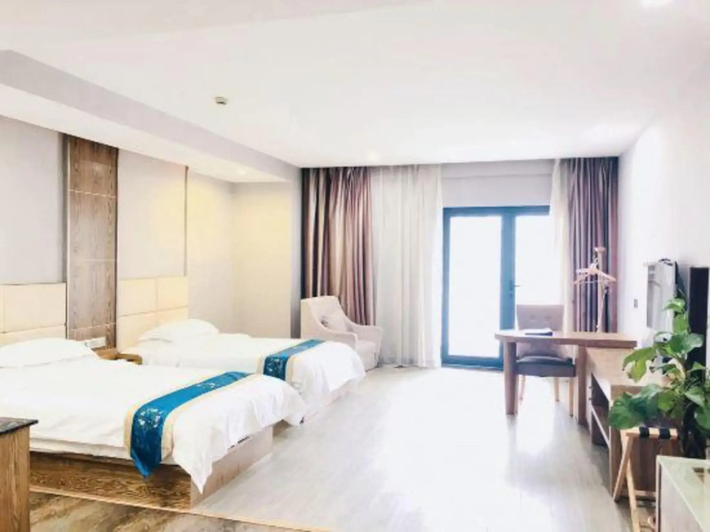 Ханчжоу: Boyue Lanwan Hotel (Hangzhou Zhijiang Zhuantang Songcheng Art Institute) )