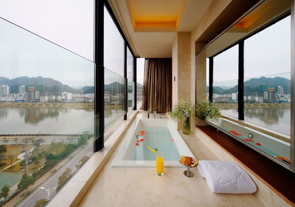 Хуаншань: DW Hotels