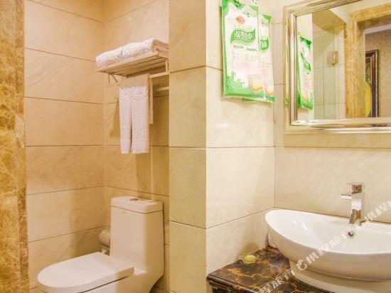 Ибинь: Yibin Peninsula Holiday Inn (Rhine Spring Commercial Center)