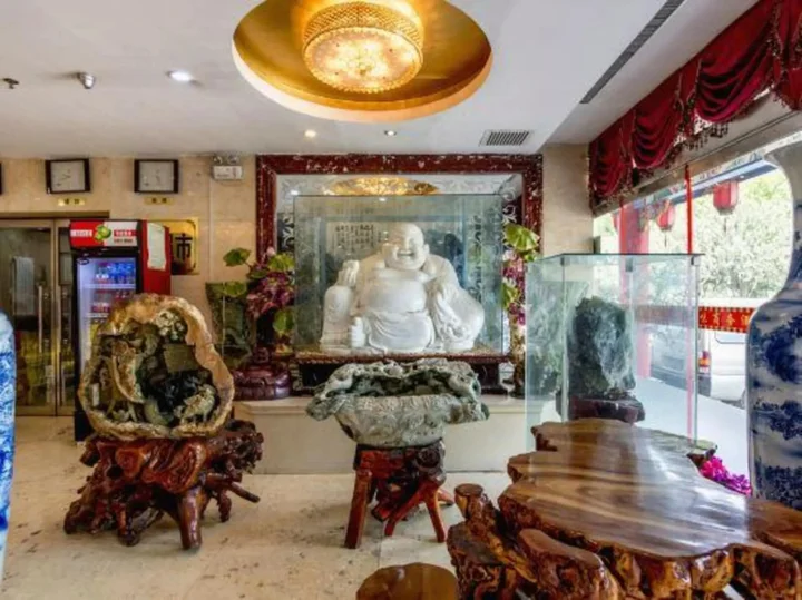 Циньхуандао: Baiwei Business Hotel (Qinhuangdao Railway Station)