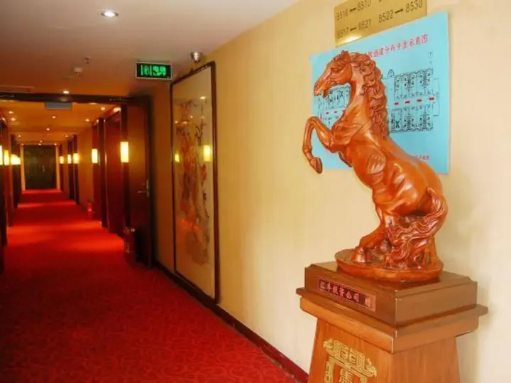 Циньхуандао: Baiwei Business Hotel (Qinhuangdao Railway Station)