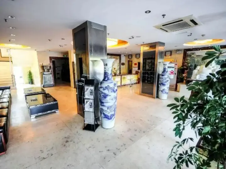 Циньхуандао: Baiwei Business Hotel (Qinhuangdao Railway Station)