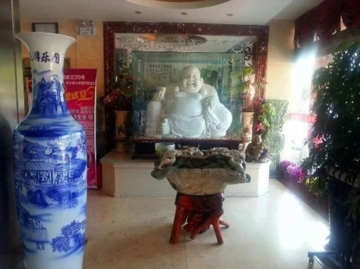 Циньхуандао: Baiwei Business Hotel (Qinhuangdao Railway Station)
