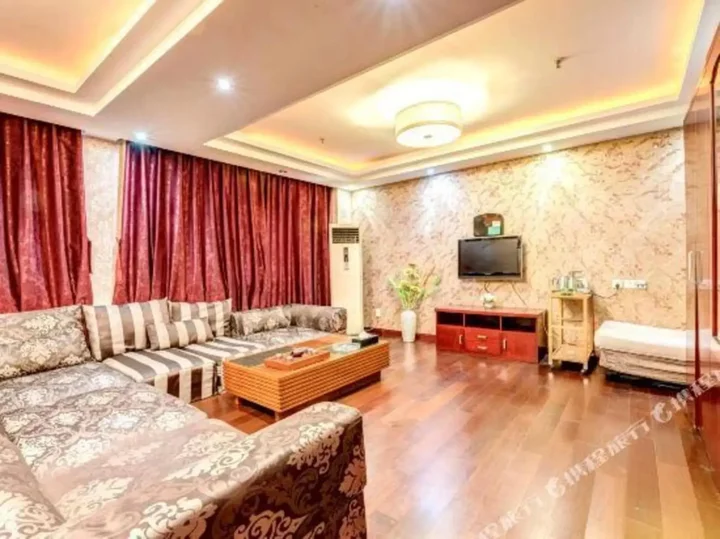 Циньхуандао: Baiwei Business Hotel (Qinhuangdao Railway Station)