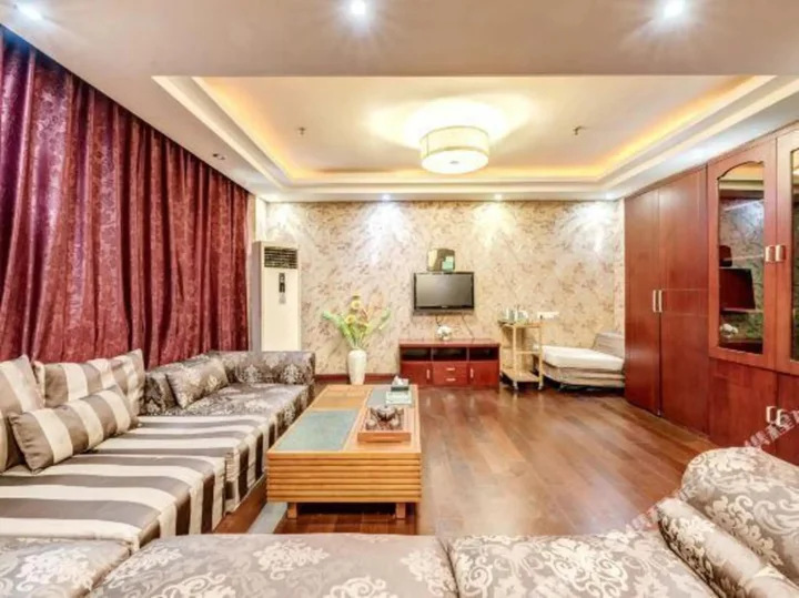 Циньхуандао: Baiwei Business Hotel (Qinhuangdao Railway Station)