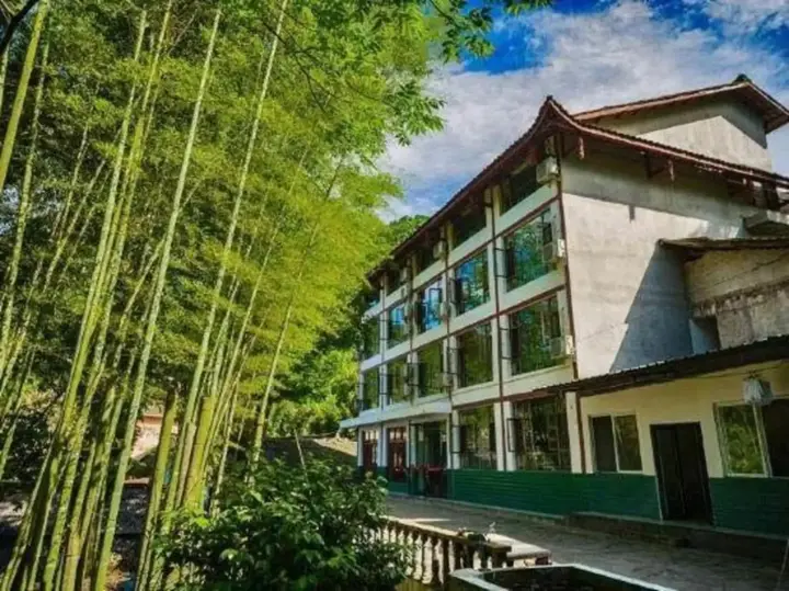 Лешан: Jieya Hotel