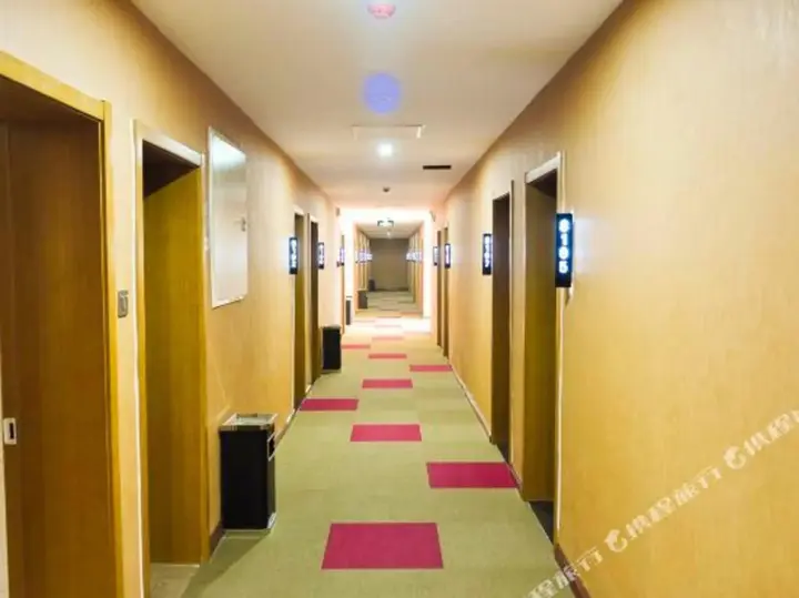 Таншань: Rujia Huayi Select Hotel (Tangshan Railway Station Nanhu Shopping Plaza)