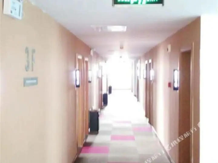 Таншань: Rujia Huayi Select Hotel (Tangshan Railway Station Nanhu Shopping Plaza)