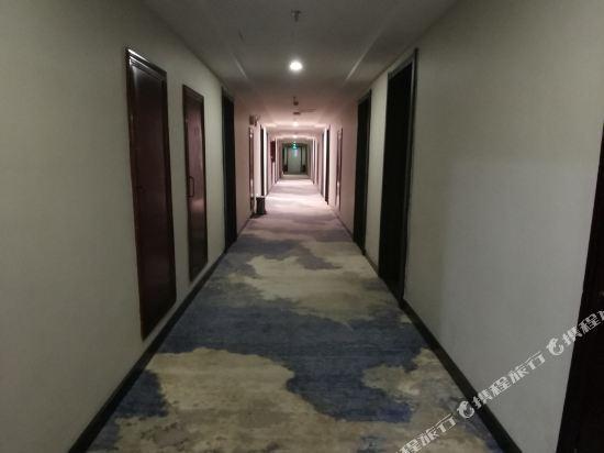 Чжэнчжоу: Swan Theme Culture Hotel (Zhengzhou Railway Station East Plaza Branch)