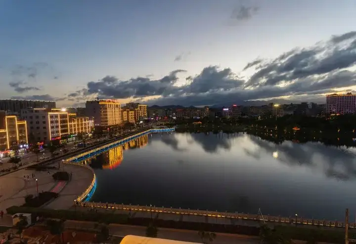 Янгиианг: Baihe Hotel (Yangxi West Lake Branch)