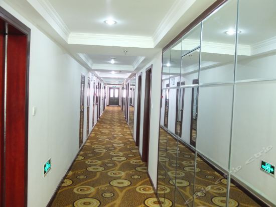 Синьян: 金通大酒店(信阳火车站天润广场店)
