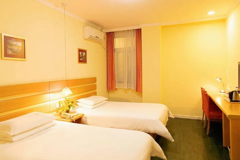 Уху: Homeinn Hotel (Wuhu High-Speed Railway Station Zhashan East Road Wanda)