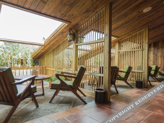 Шангри-Ла: Xiangge Huangfu Holiday Hotel