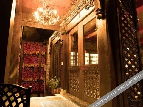 Шангри-Ла: Xiangge Huangfu Holiday Hotel