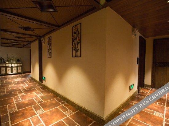 Шангри-Ла: Xiangge Huangfu Holiday Hotel