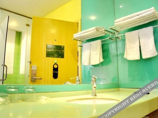 Уху: QQ Hotel