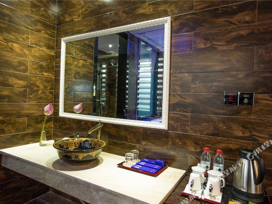 Лишуй: Langqiao Yimeng Hotspring Bus Hotel