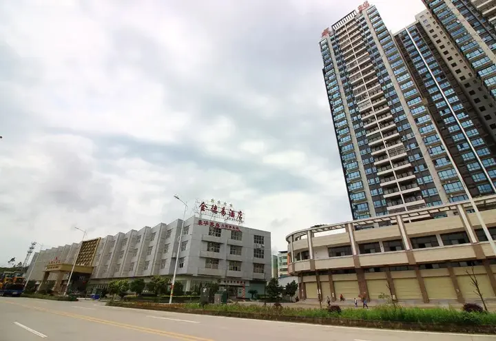 Шаогуань: Kam · Tak · Yil Hotel