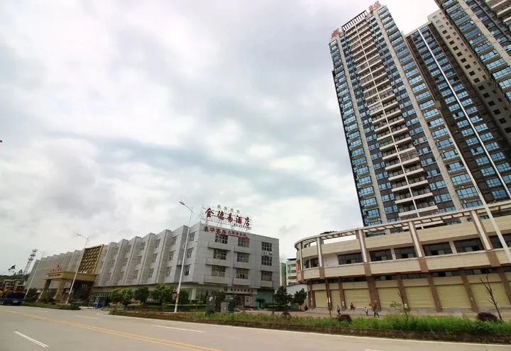 Шаогуань: Kam · Tak · Yil Hotel