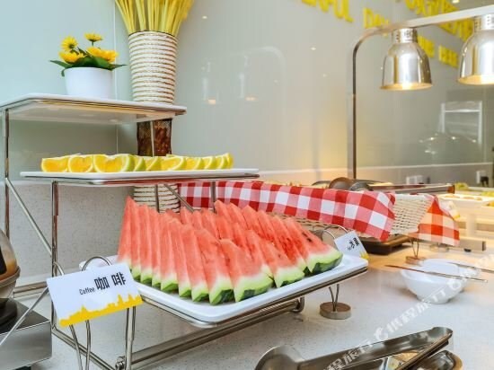 Синъи: Xingyi Youguang Business Hotel