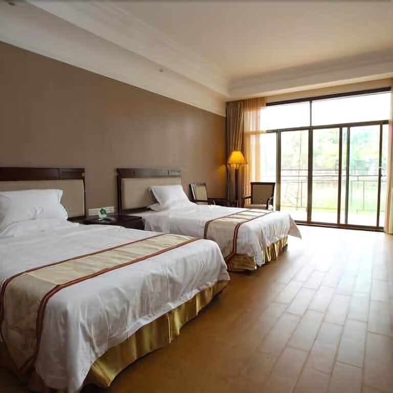 Чжаоцин: Longhu Island Hotel