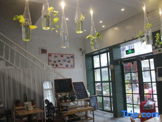 Яншо: Xiyu Hostel · Cat Café