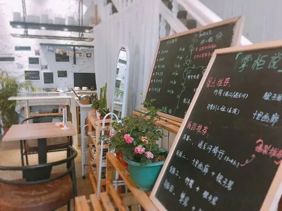 Яншо: Xiyu Hostel · Cat Café