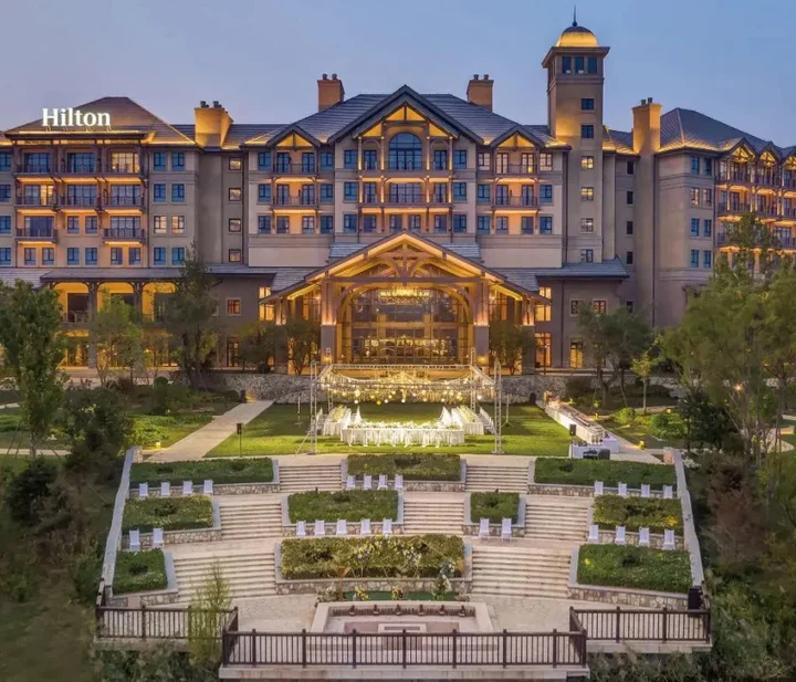 Лянфан: Hilton Wenan
