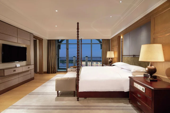 Лянфан: Hilton Wenan