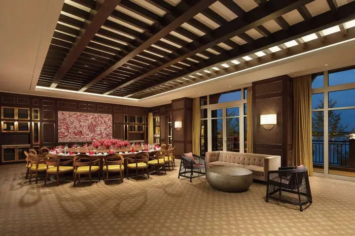 Лянфан: Hilton Wenan