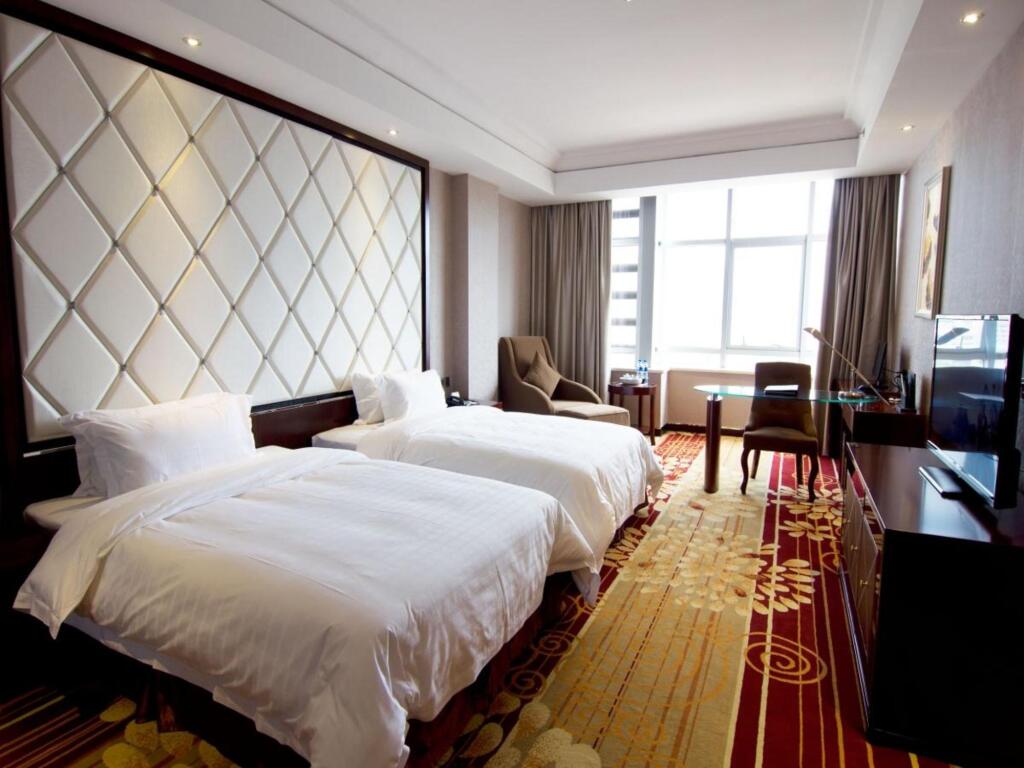 Лунъянь: Victory International Hotel
