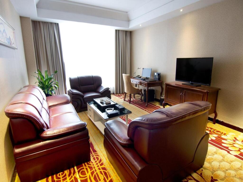Лунъянь: Victory International Hotel