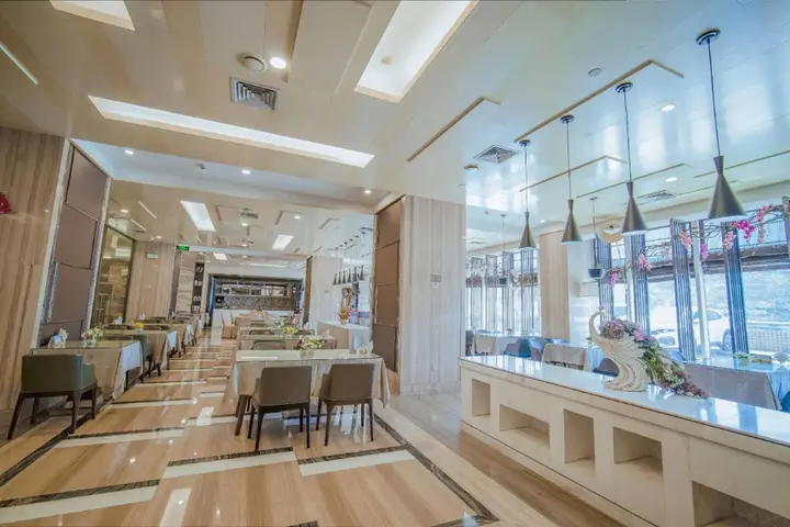 Эньши: Dongsheng Jiuzhou International Hotel
