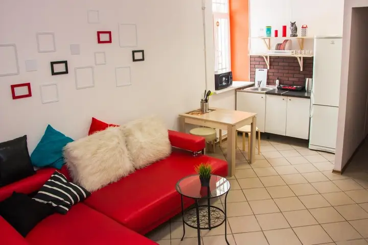 Санкт-Петербург: Hostel Feelin na Konyushennoy.