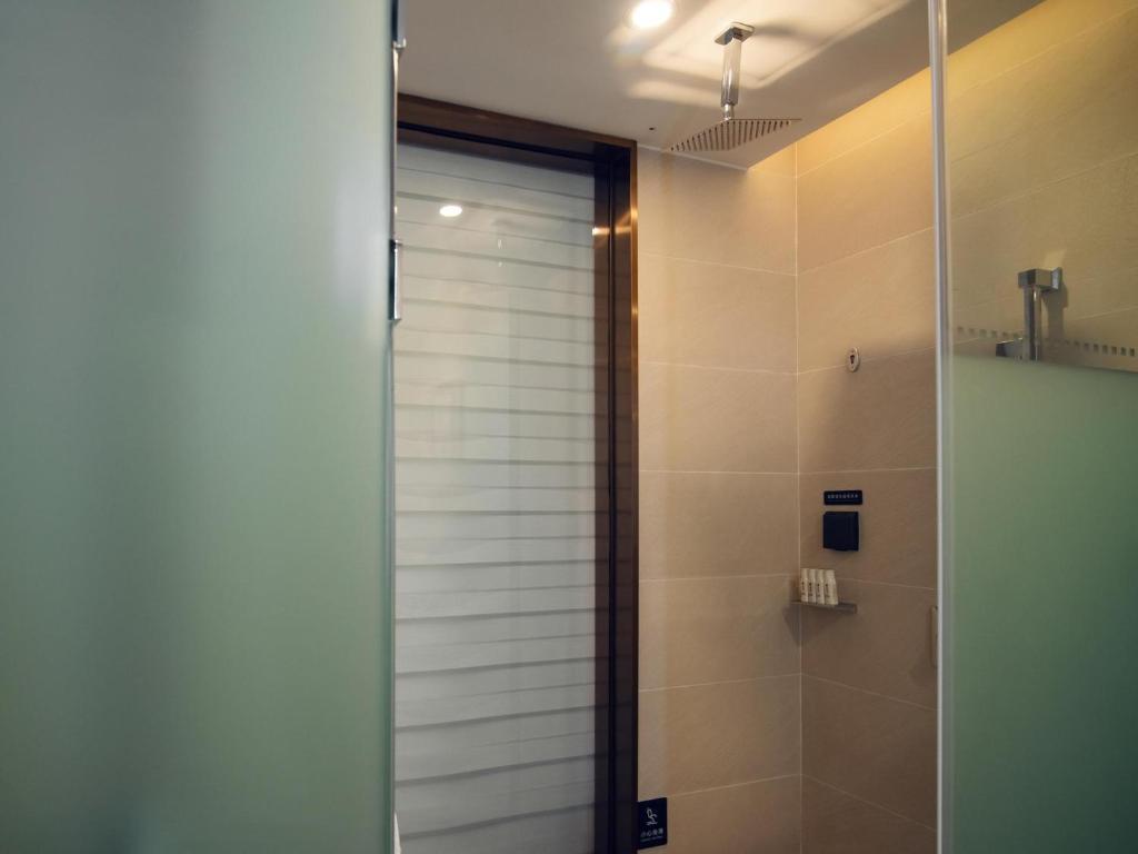 Ибинь: Lavande Hotel Yibin University City Exhibition Center