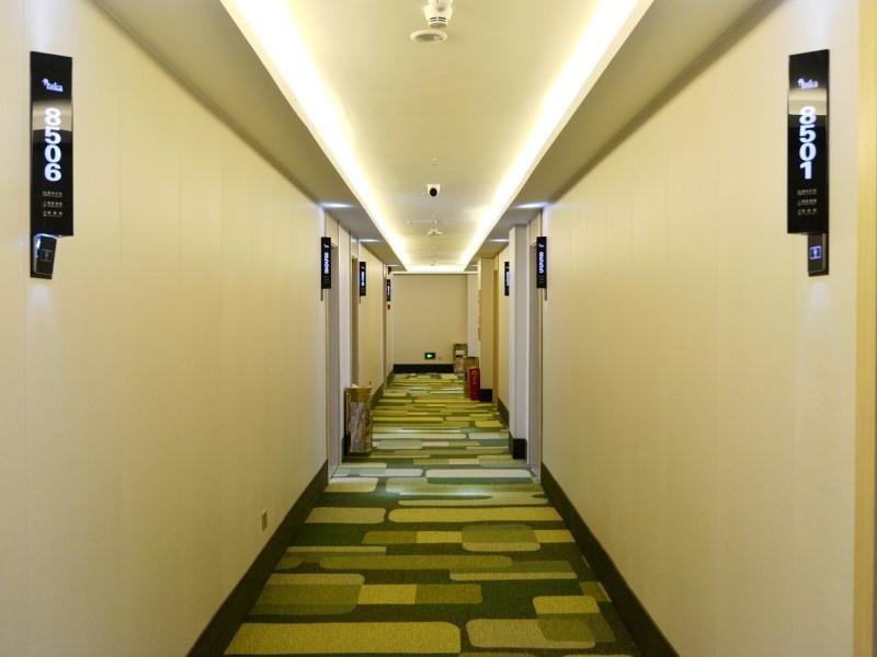 Хуанган: Vatica Huanggang Luotian County City Square Hotel