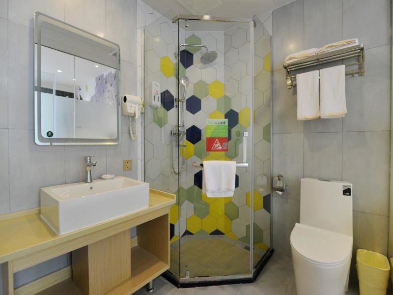 Хуанган: Vatica Huanggang Luotian County City Square Hotel
