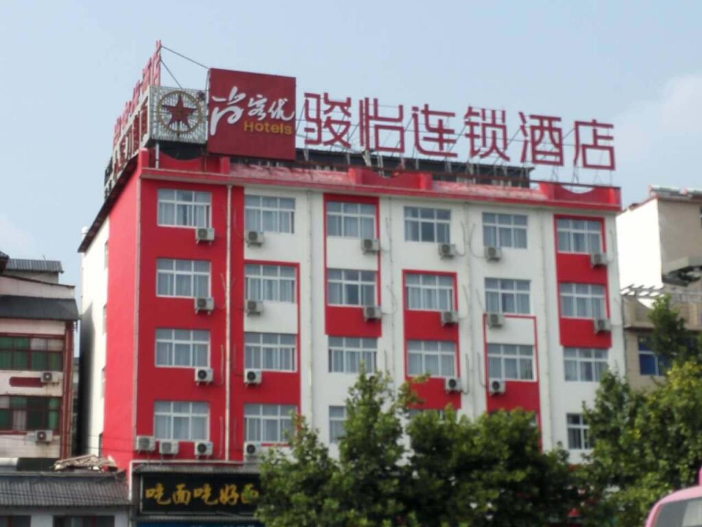 Лоян: Jun Hotel Henan Luoyang Longmen Shiku Baolong City Square