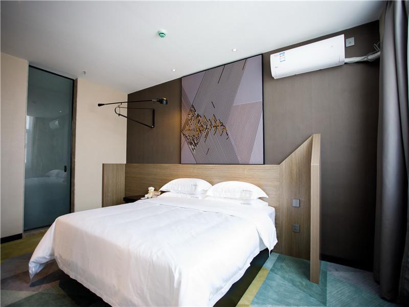 Хулудао: IU Hotels· Xincheng Haibing University Store