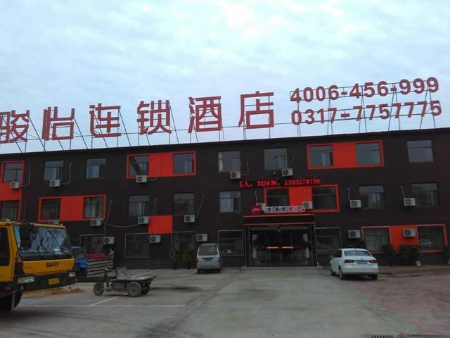 Цанчжоу: Jun Hotel Hebei Cangzhou Xinhua District Qiantong Avenue Yanbai Shopping Square