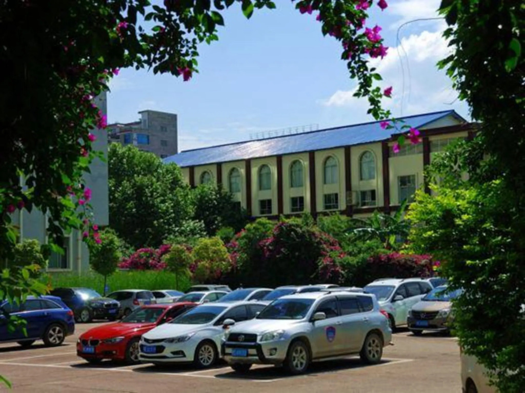 Синъи: Qian Shan Holiday Hotel