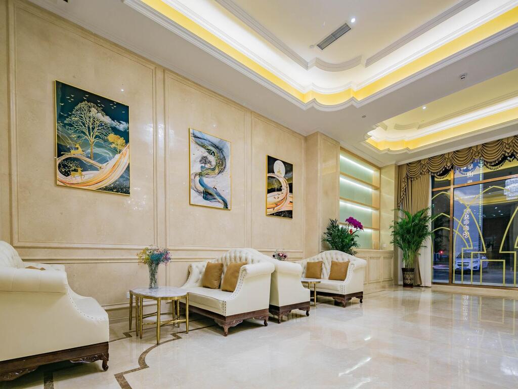 Чэнду: James Joyce Coffetel Chengdu Huayang Convention and Exhibition Center Haichang Polar Aquarium