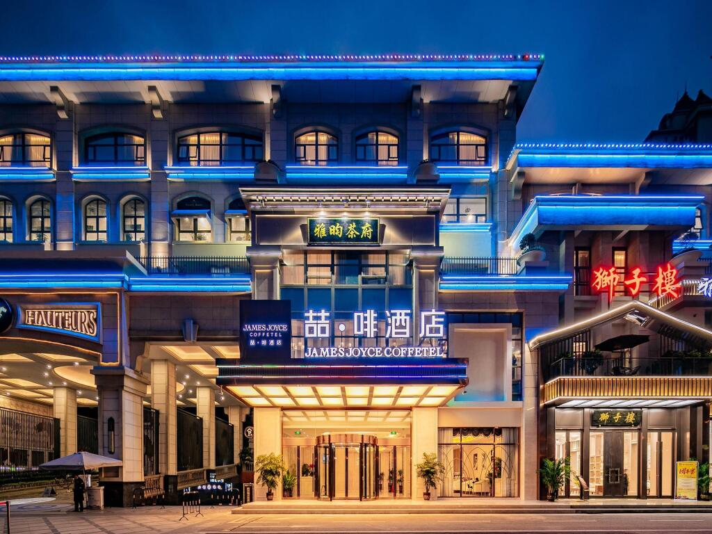 Чэнду: James Joyce Coffetel Chengdu Huayang Convention and Exhibition Center Haichang Polar Aquarium
