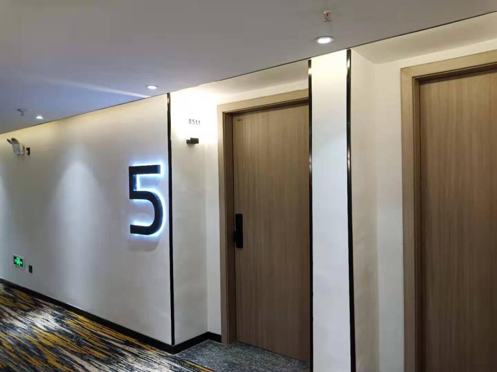 Синъи: Pai Hotel Xingyi Wanfenglin High-speed Railway Airport