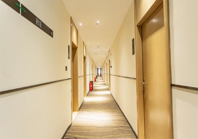 Юнчжоу: City Comfort Inn Yongzhou Xiaoxiang Bridge Xinhua Bookstore