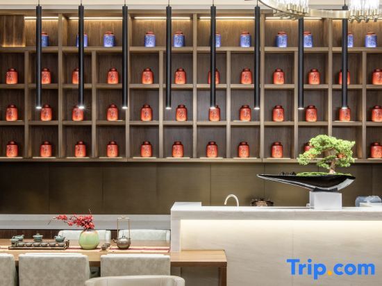 Наньнин: Echeng Hotel Nanning Railway Station Huqiu Building