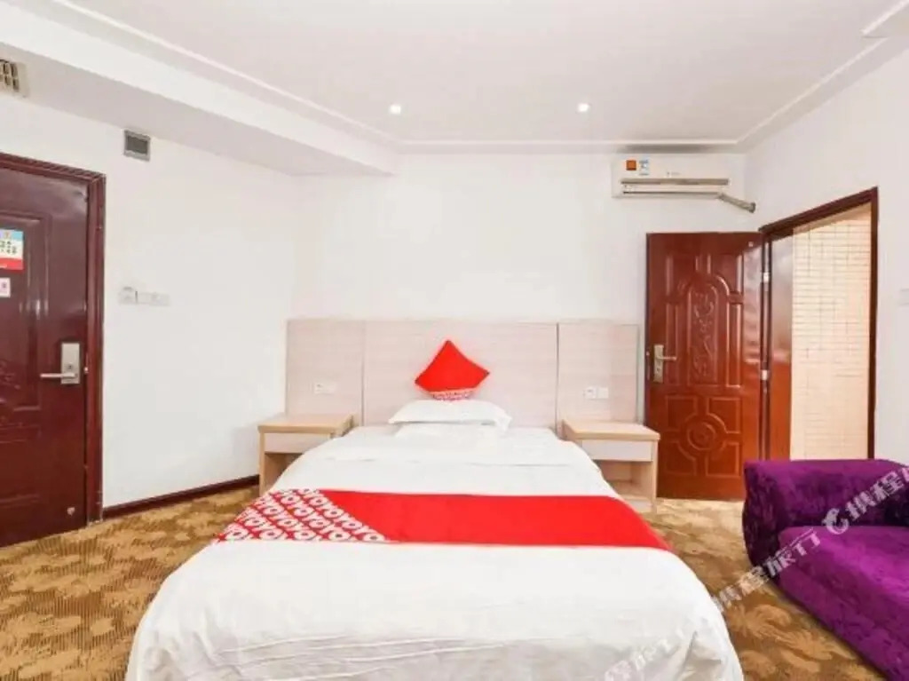 Циньчжоу: Oyo Yinhejiari Hotel