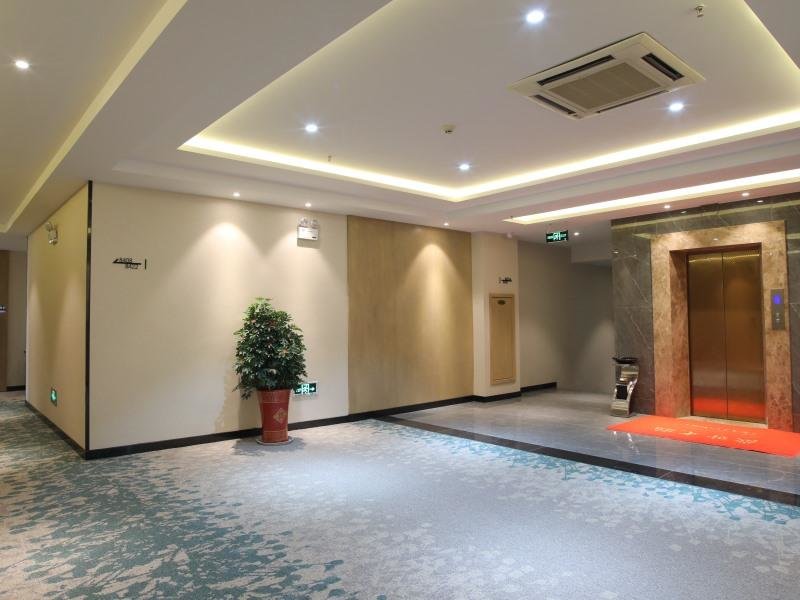 Чжэньцзян: Green Tree Inn Express Danyang Wuyue Square Railway Station