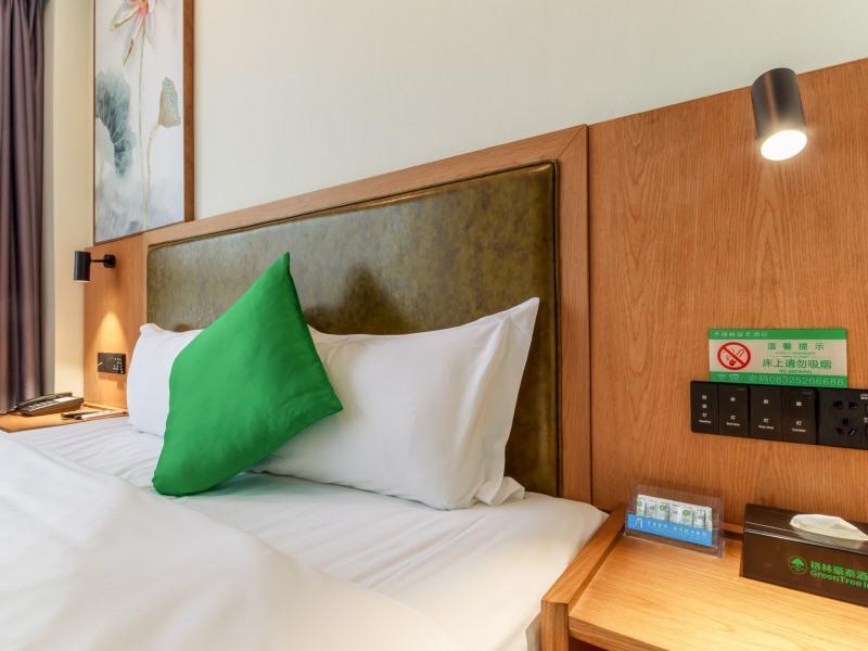 Neijiang: GreenTree Inn Express Neijiang Zizhong County China Railway City Center