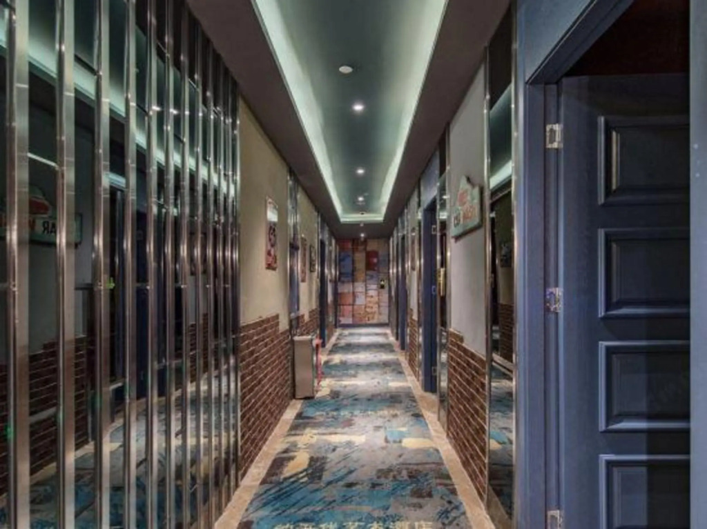 Чунцин: Love You Hotel (Chongqing Huangnibang Metro Station)